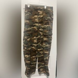 Levi’s Women’s 94 mid rise baggy cargo camo jeans